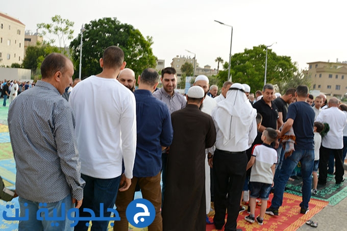 صلاة عيد الفطر الموحدة في ساحة مسجد الروضة في جلجولية 